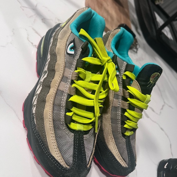 Nike Boys Air Max Monster Dinosaur kids shoes size us 5Y In good condition. - Picture 1 of 5